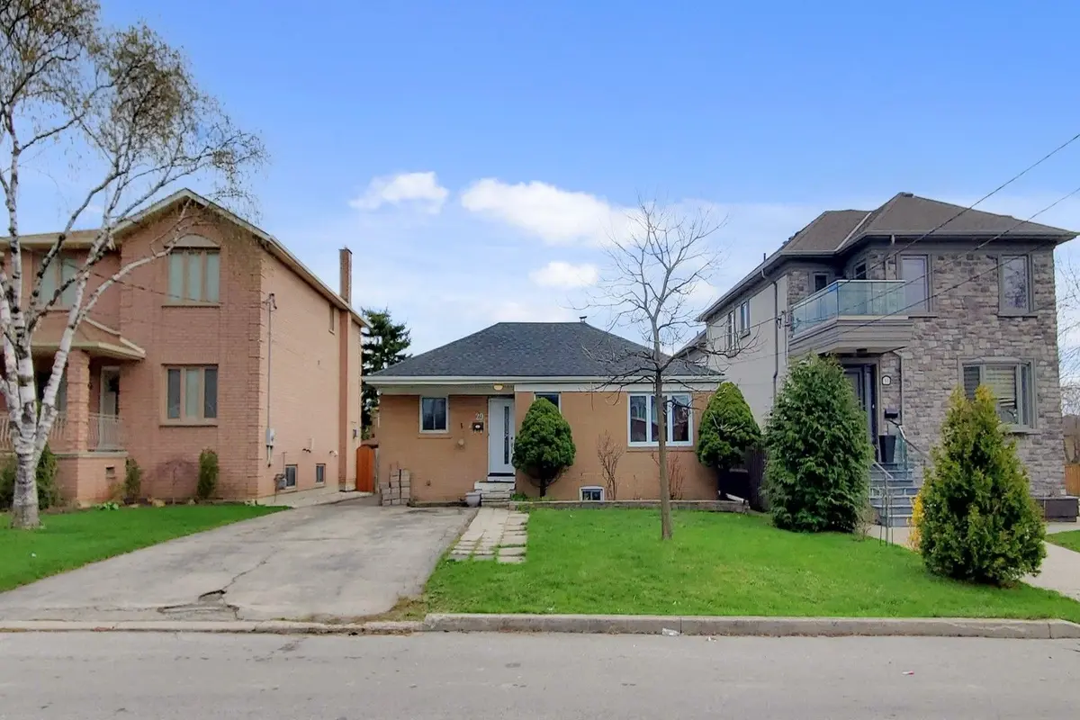 29 Jane Osler BLVD, Toronto W04, ON M6A 1W6
