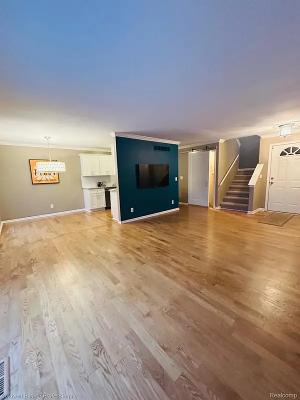 4896 Royal Cove DR, Macomb Township, MI 48316