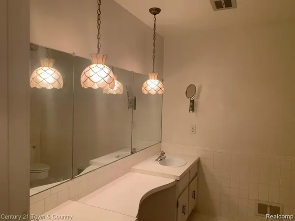 42160 E Woodward Avenue AVE #8, Bloomfield Charter Township, MI 48304