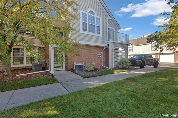 5452 PINE AIRES DR, Sterling Heights, MI 48314