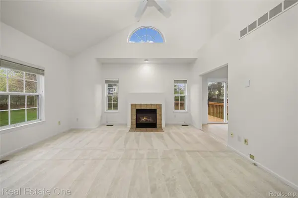 38182 Saratoga Circle CIR, Farmington Hills, MI 48331