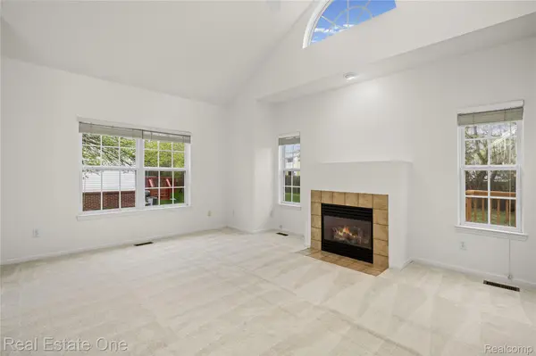 38182 Saratoga Circle CIR, Farmington Hills, MI 48331