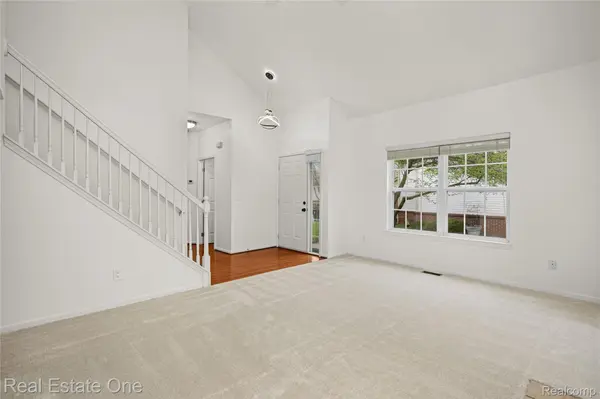 38182 Saratoga Circle CIR, Farmington Hills, MI 48331