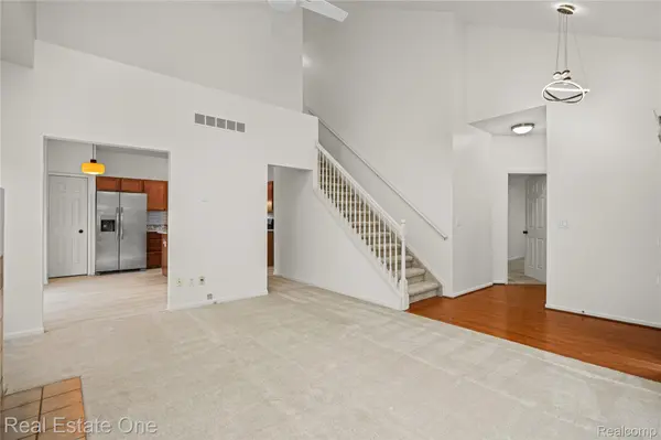 38182 Saratoga Circle CIR, Farmington Hills, MI 48331