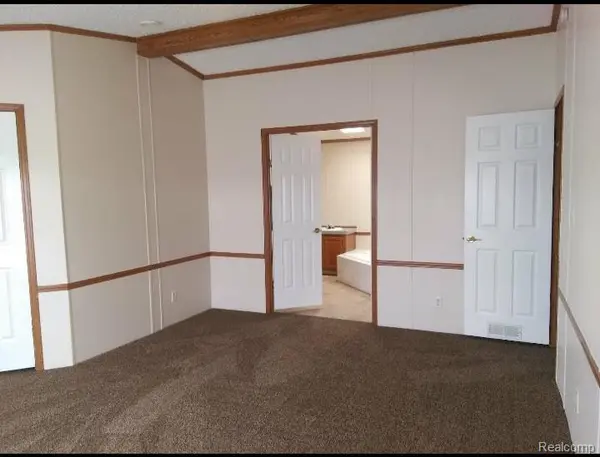 137 Scarlet Oak Lane, Oakland Charter Township, MI 48371