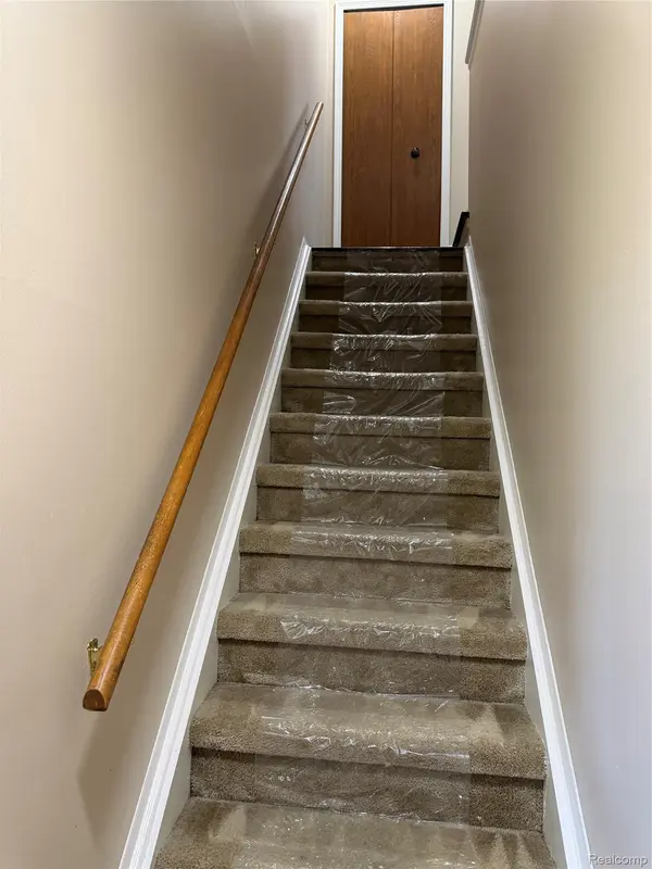 15792 CAMBRIDGE DR, Clinton Charter Township, MI 48038