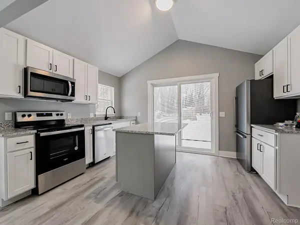 445 Granda Vista DR, Milford Charter Township, MI 48380