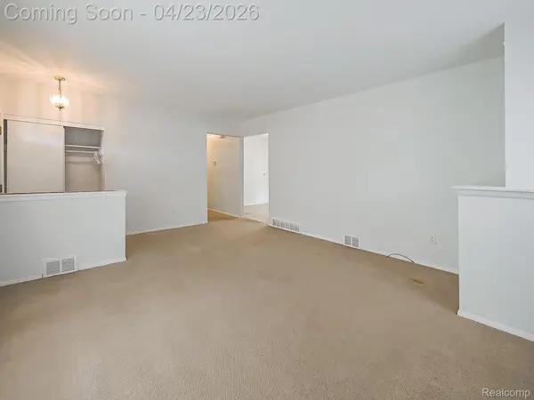 26177 Cunningham DR, Warren, MI 48091