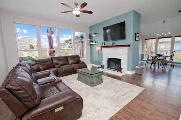 757 Winding Oak Bend, Lake Dallas, TX 75065