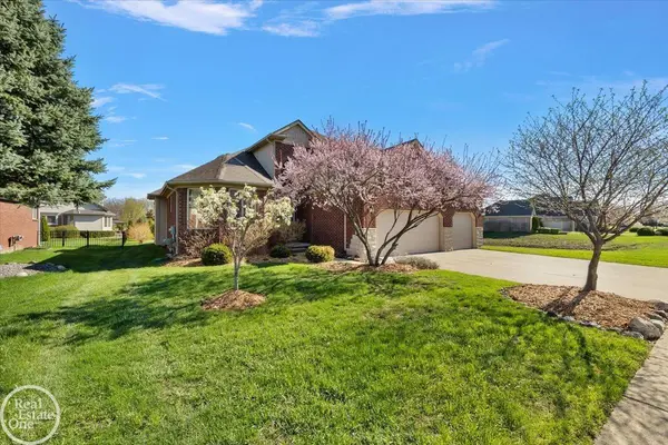 15833 Kingsway DR, Macomb Twp, MI 48044