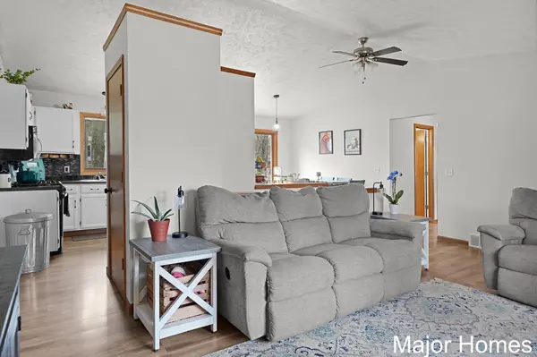 8445 Oakview AVE NE, Courtland Twp, MI 49341