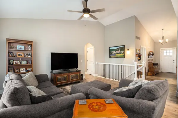 107 Barnsley DR, Howell, MI 48843