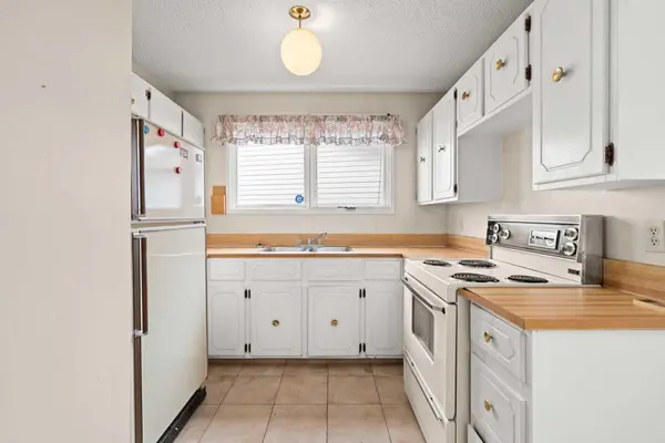 151 Deerview CT SE, Calgary, AB T2J 6B6