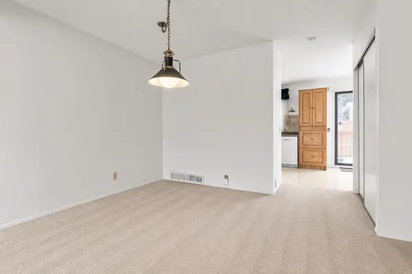 5019 46 AVE SW #32, Calgary, AB T3E 6R1