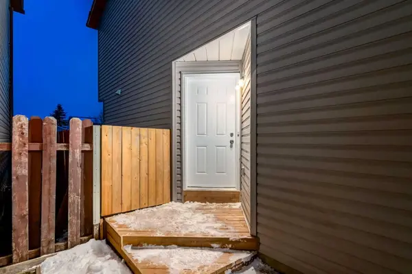 33 Martindale CT NE, Calgary, AB T3J 2V8