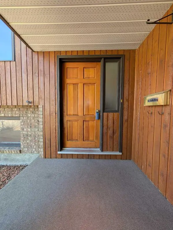 33 Rideau Close SE, Medicine Hat, AB T1B 3X9