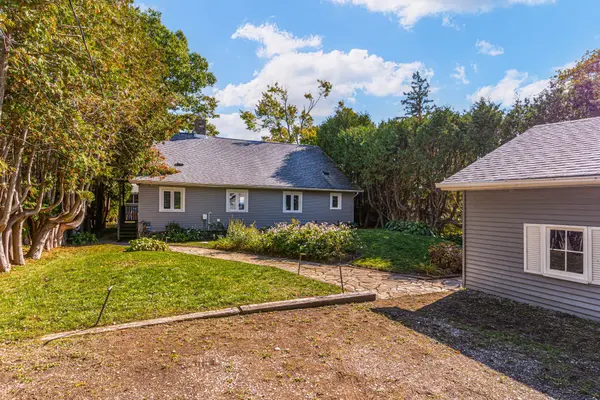 41 Sunnypoint DR, Innisfil, ON L9S 2X4