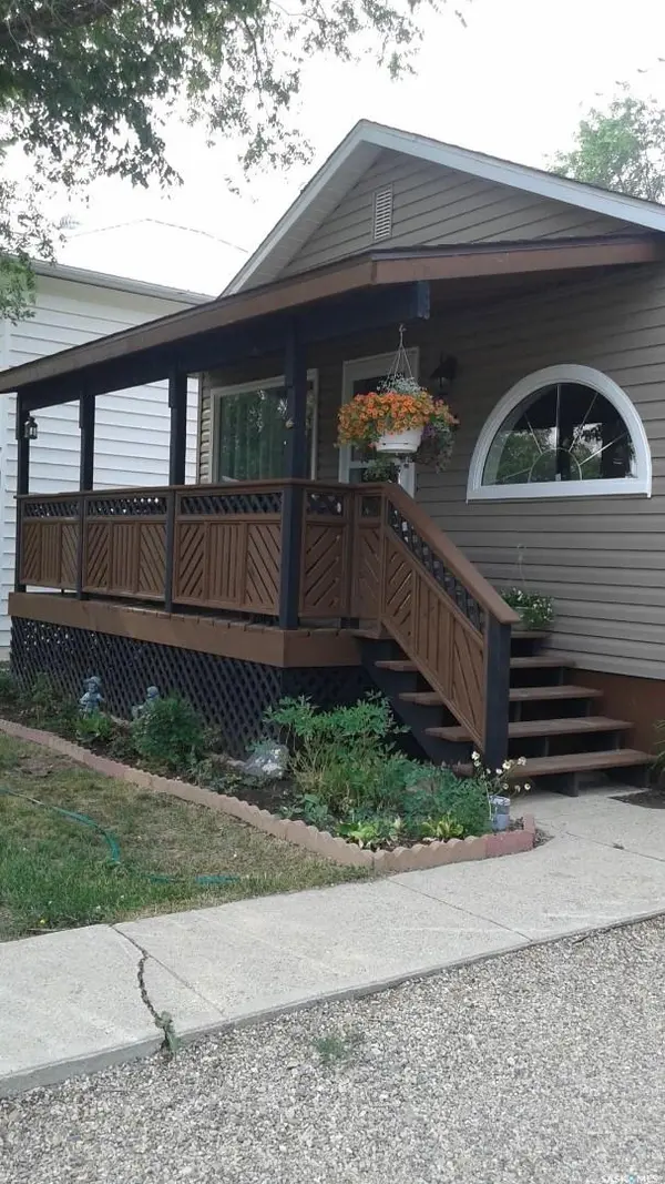 231 5th AVENUE W, Gravelbourg, SK S0H 1X0