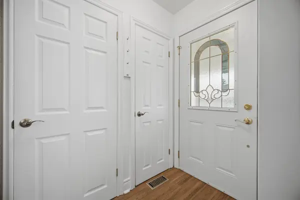 82 MacDonald ST, Toronto W06, ON M8V 1Y4