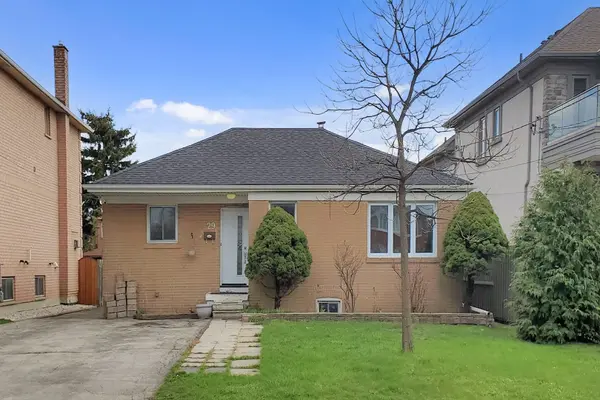 29 Jane Osler BLVD, Toronto W04, ON M6A 1W6