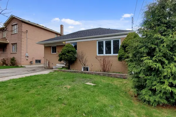 29 Jane Osler BLVD, Toronto W04, ON M6A 1W6