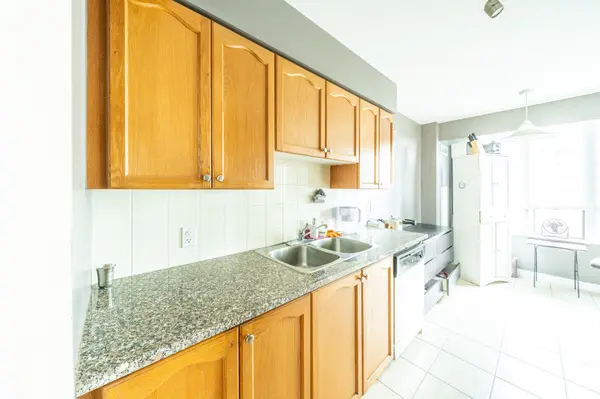 335 Rathburn RD W #711, Mississauga, ON L5B 0C8