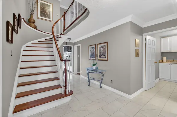 566 Huntington Ridge DR, Mississauga, ON L5R 2X7