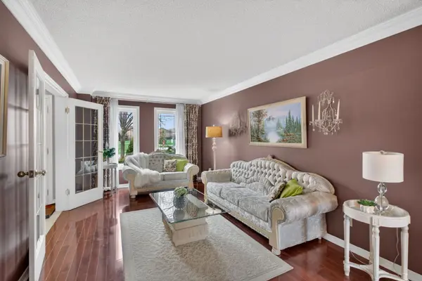 566 Huntington Ridge DR, Mississauga, ON L5R 2X7