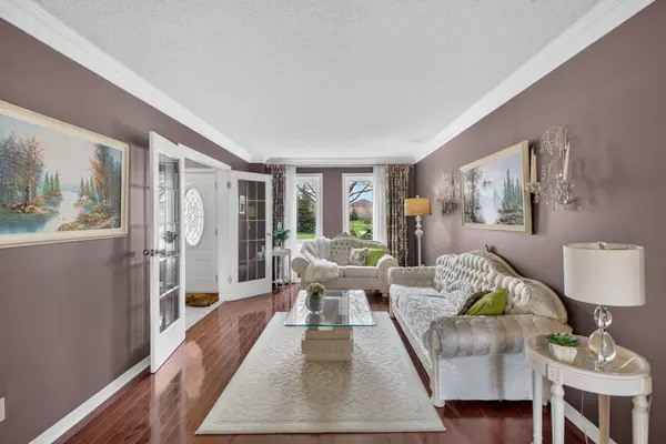 566 Huntington Ridge DR, Mississauga, ON L5R 2X7