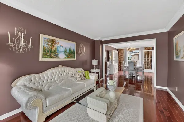 566 Huntington Ridge DR, Mississauga, ON L5R 2X7