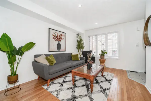 10 Ted Wray CIR, Toronto W05, ON M3L 0G7