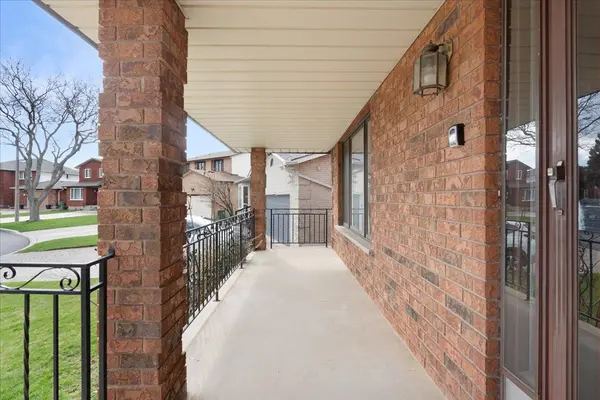 18 Marcel PL, Hamilton, ON L9B 1W3