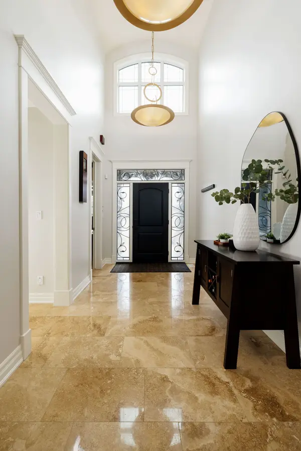 61 Lake ST #3, Grimsby, ON L3M 2G6