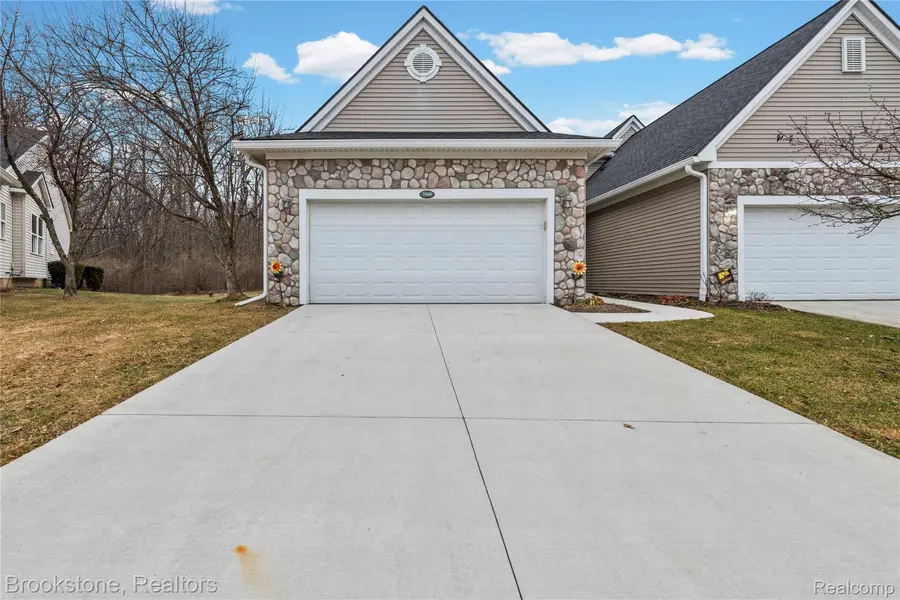 3568 Grove LN, Auburn Hills, MI 48326