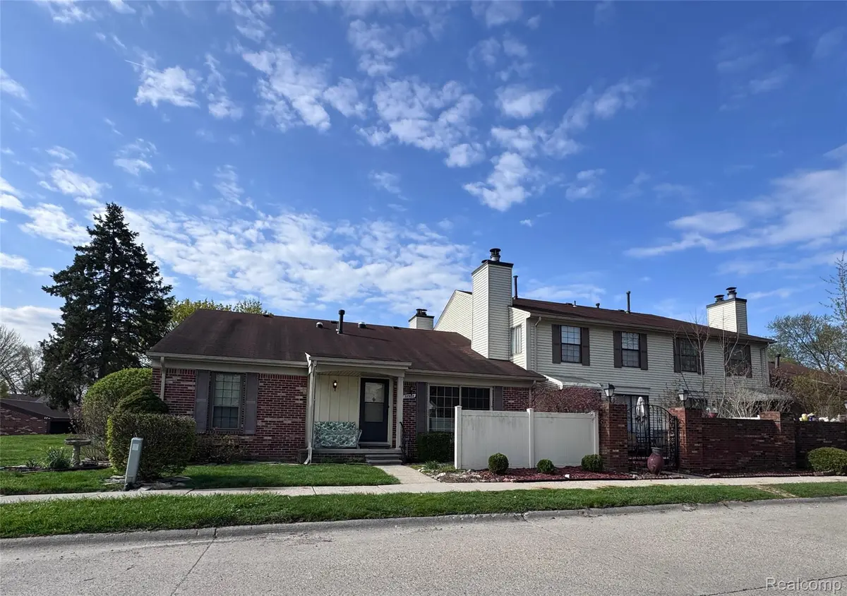 38984 Golfview DR W, Clinton Charter Township, MI 48038