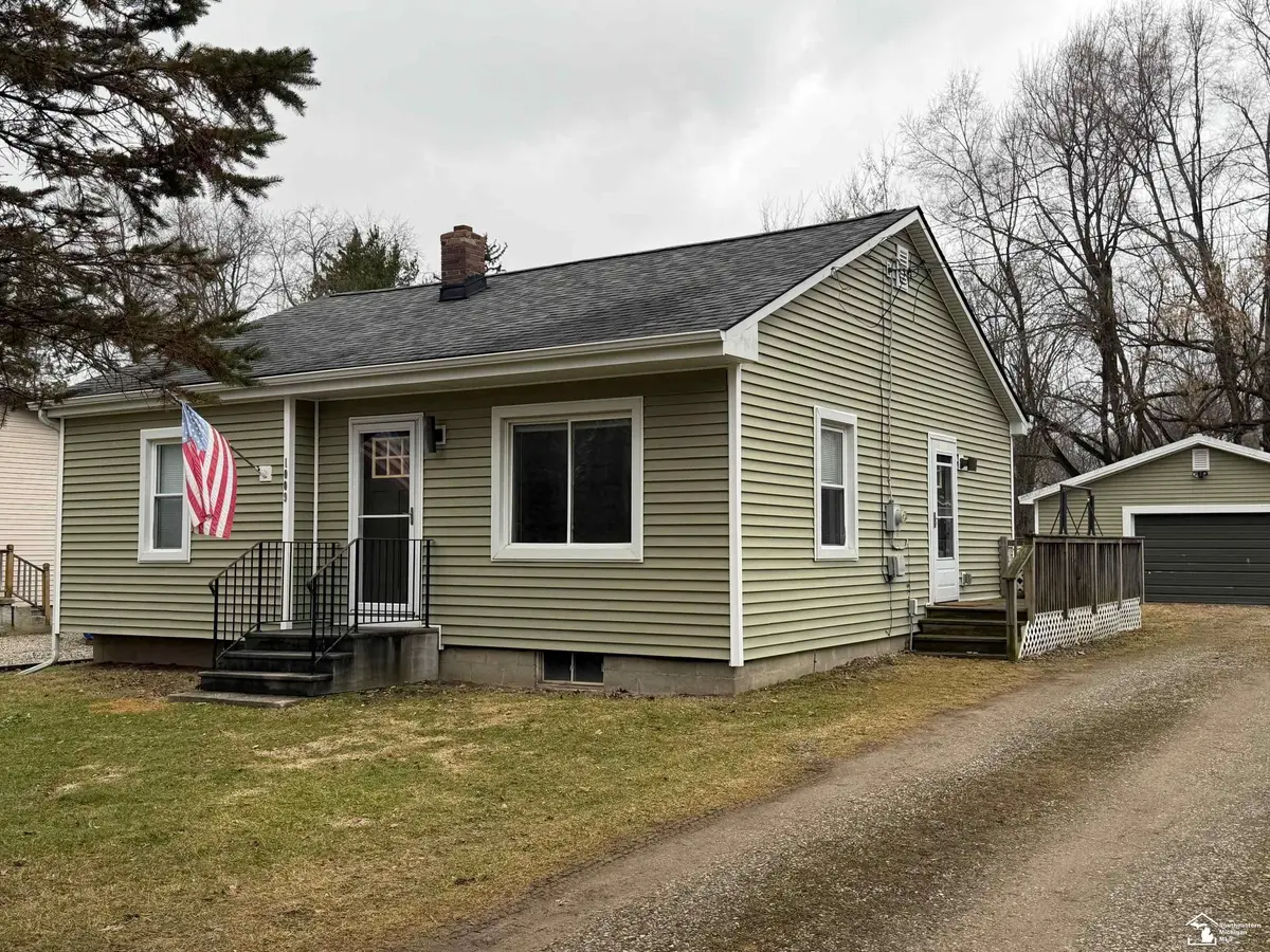 1009 N Lemen ST, Fenton, MI 48430