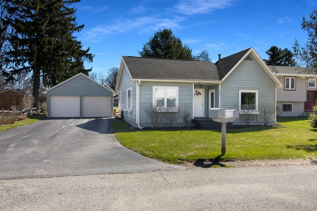 609 Spruce ST, Elk Rapids Twp, MI 49629