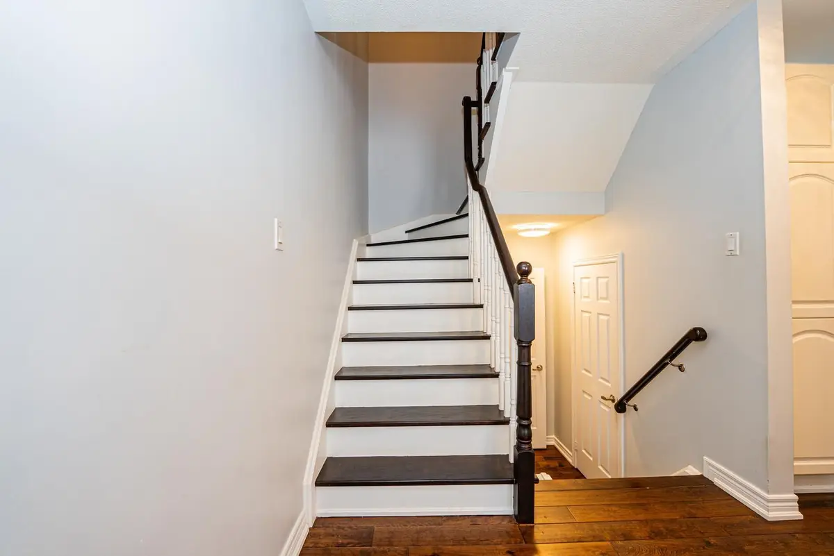 812 Knotty Pine GRV, Mississauga, ON L5W 1K5