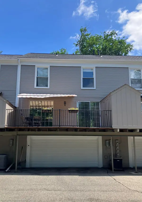 1437 Lantern LN, Rochester Hills, MI 48306