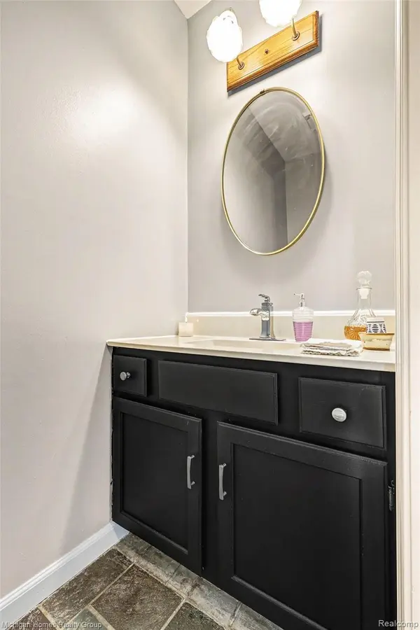 1437 Lantern LN, Rochester Hills, MI 48306