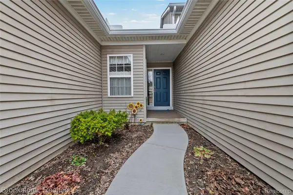 3568 Grove LN, Auburn Hills, MI 48326