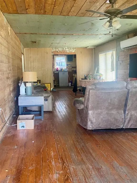 1201 W Market Street, Honey Grove, TX 75446