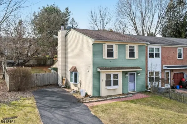 2 Lenape Trl, Washington Boro, NJ 07882