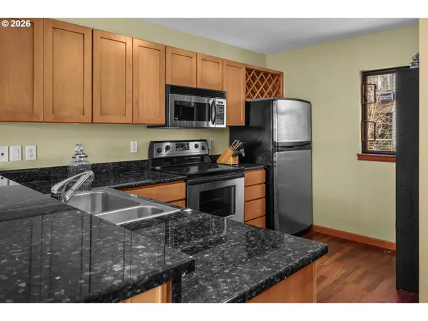 920 NW NAITO PKWY #J25, Portland, OR 97209