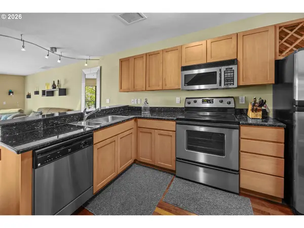 920 NW NAITO PKWY #J25, Portland, OR 97209