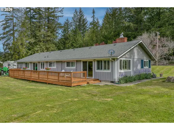 99554 LONE PINE LN, Myrtle Point, OR 97458