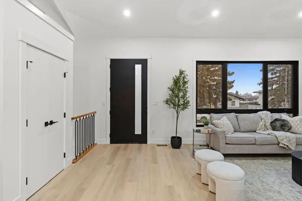 27 Glacier DR SW, Calgary, AB T3E 5A2