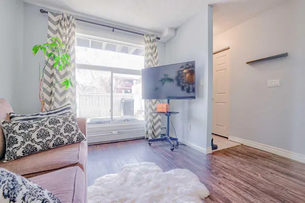 3820 Parkhill PL SW #2, Calgary, AB T2S 2W7