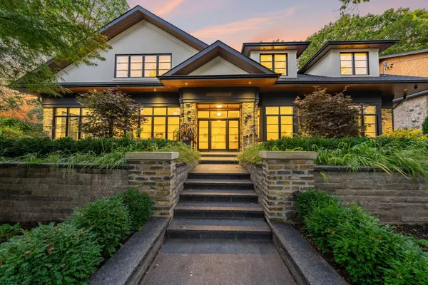 8 Crown Park RD, Toronto E02, ON M4E 1J9