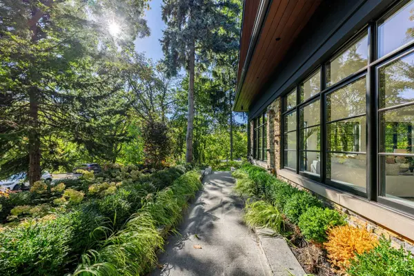 8 Crown Park RD, Toronto E02, ON M4E 1J9